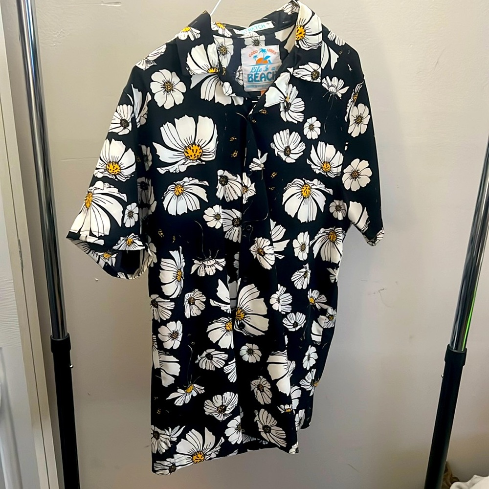 Button down short sleeve stretch fitted XL shirt.